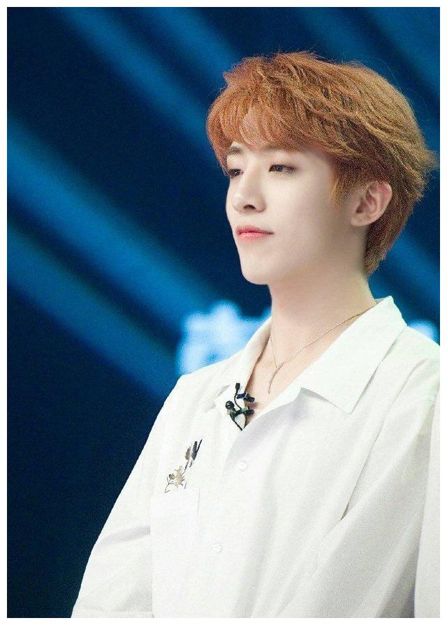 单眼皮男孩夏瀚宇钢琴实力爆发在青春有你舞台上光芒渐放