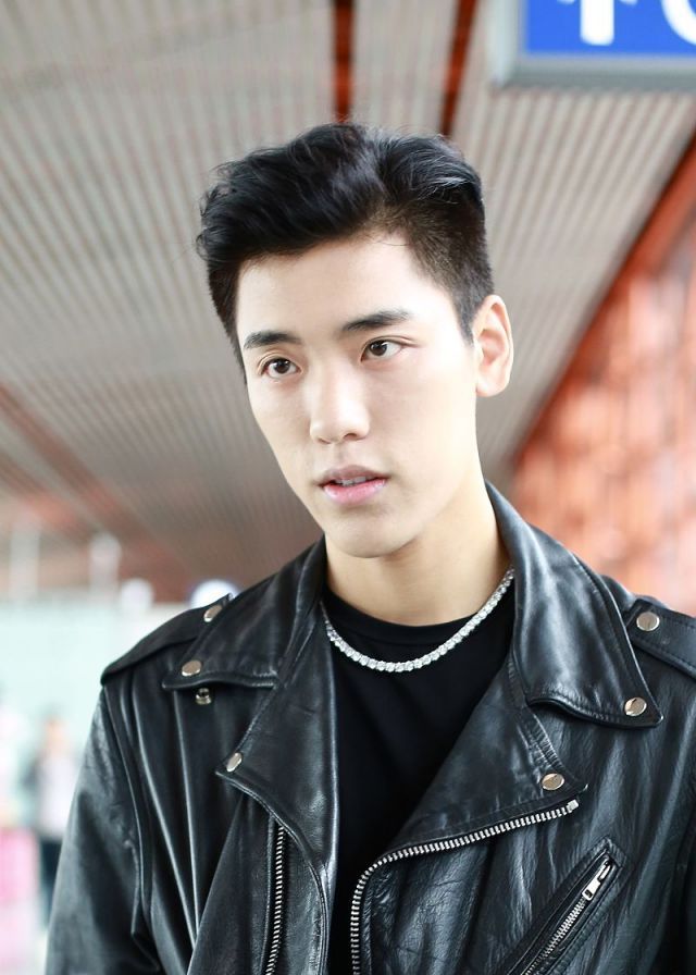 王子异全黑look帅气有型,素颜皮肤超好少年感十足