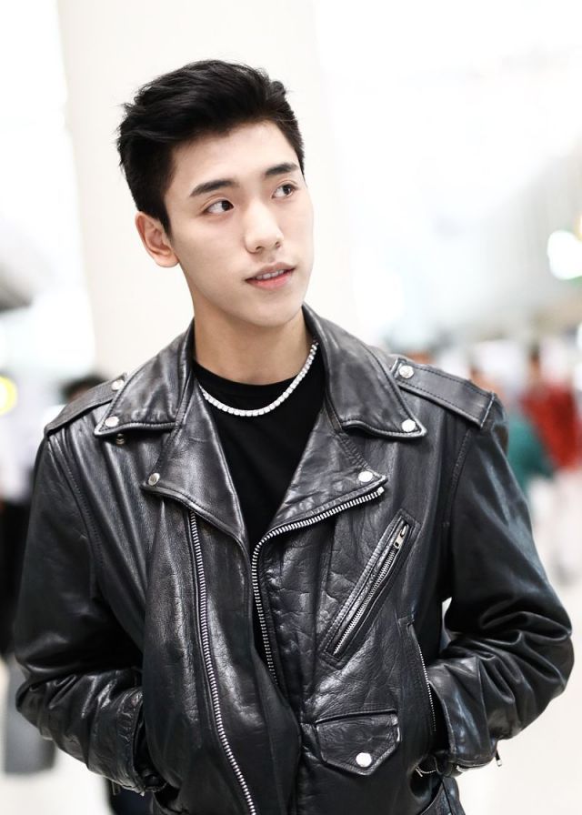 王子异全黑look帅气有型,素颜皮肤超好少年感十足