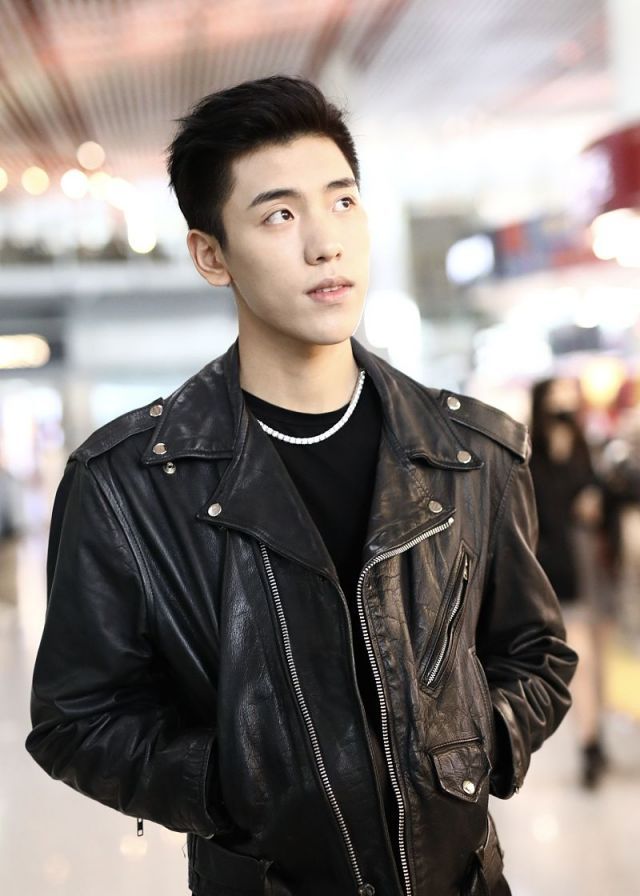 王子异全黑look帅气有型,素颜皮肤超好少年感十足