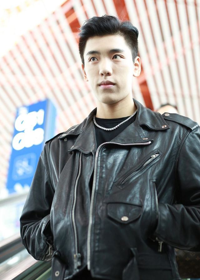 王子异全黑look帅气有型,素颜皮肤超好少年感十足