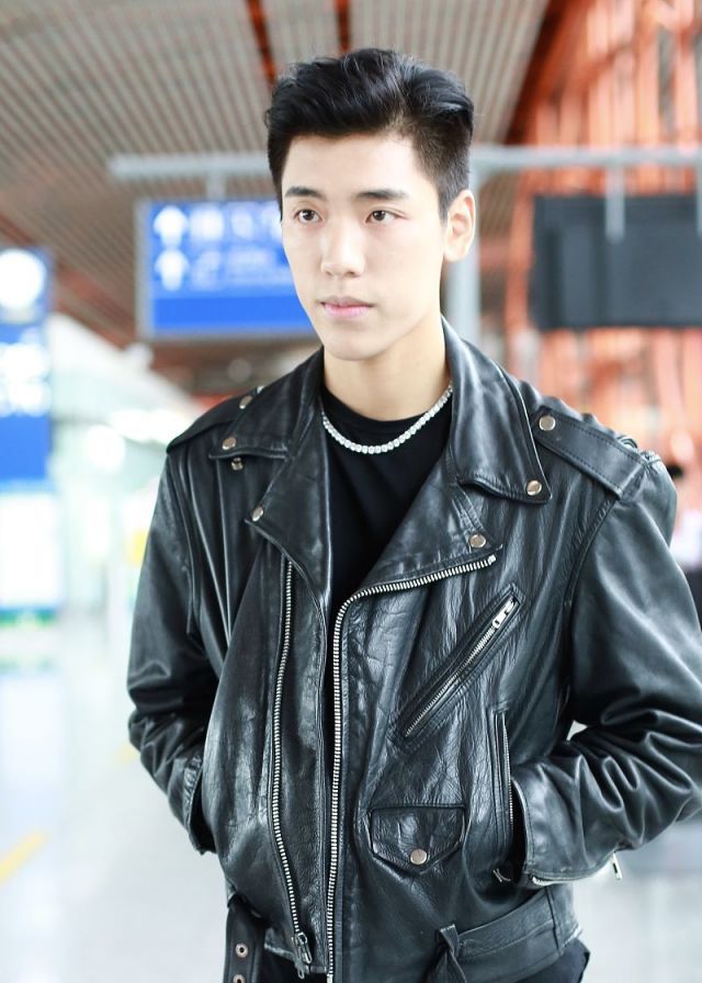 王子异全黑look帅气有型,素颜皮肤超好少年感十足