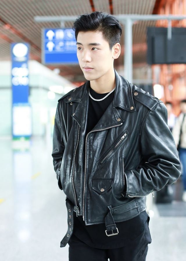 王子异全黑look帅气有型,素颜皮肤超好少年感十足