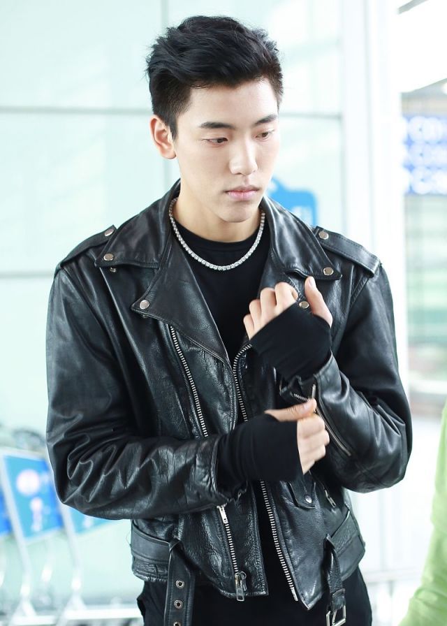 王子异全黑look帅气有型,素颜皮肤超好少年感十足