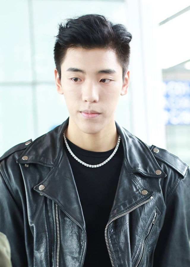 王子异全黑look帅气有型,素颜皮肤超好少年感十足