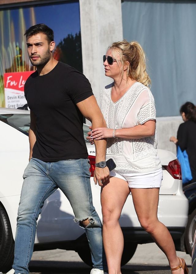 超甜的操作!布兰妮与男友现身街头,一路抓男友手臂显依恋