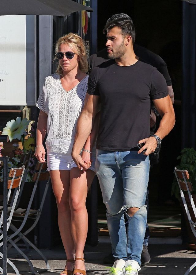 超甜的操作!布兰妮与男友现身街头,一路抓男友手臂显依恋