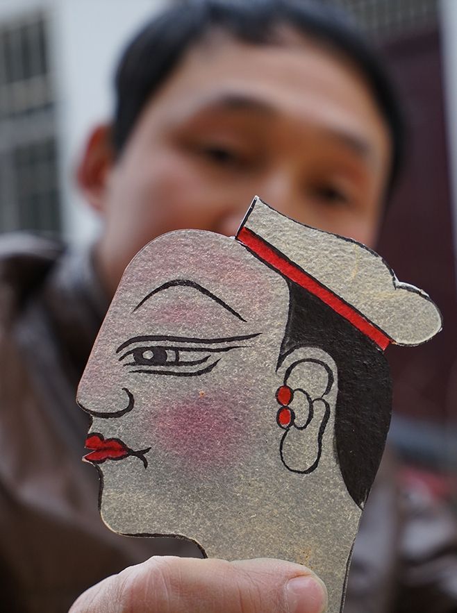 "没有迷信,就没有传统",罗山皮影戏,一根扁担就挑起来的民俗