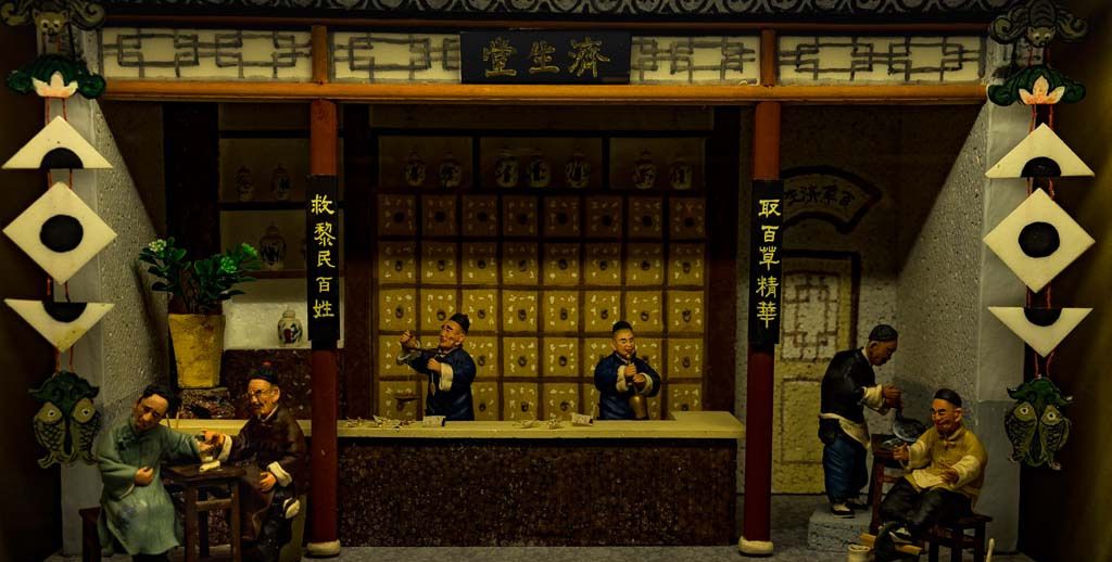 老北京药铺当属同仁堂坐堂问诊街边剃头铺子,剃头,刮脸,净面,按摩.