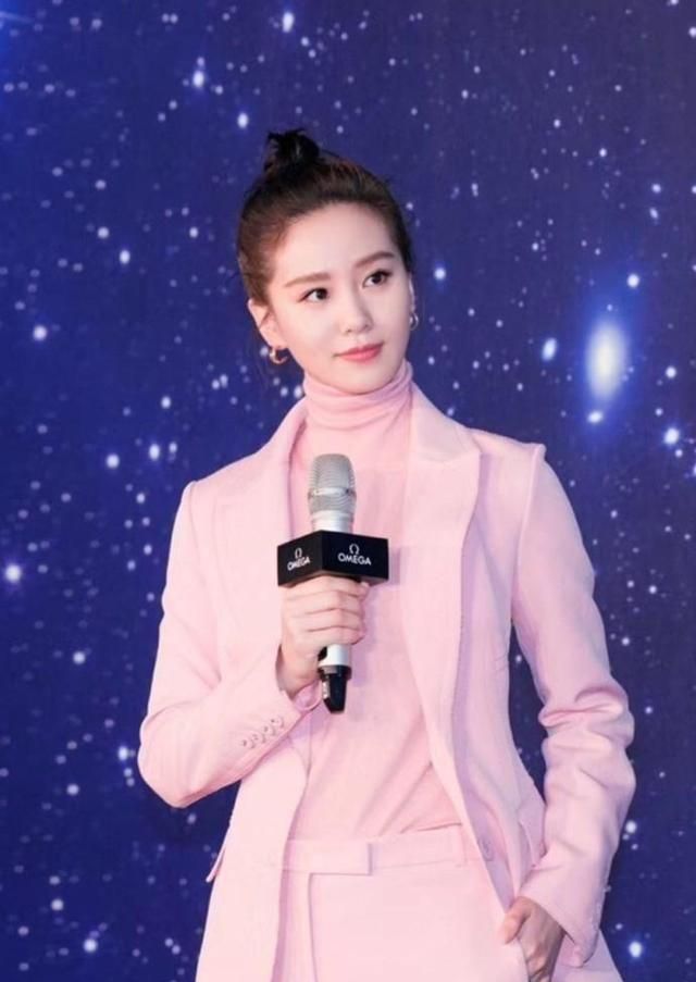 女明星手拿话筒:赵丽颖倒数,热巴一脸懵,诗爷最霸气