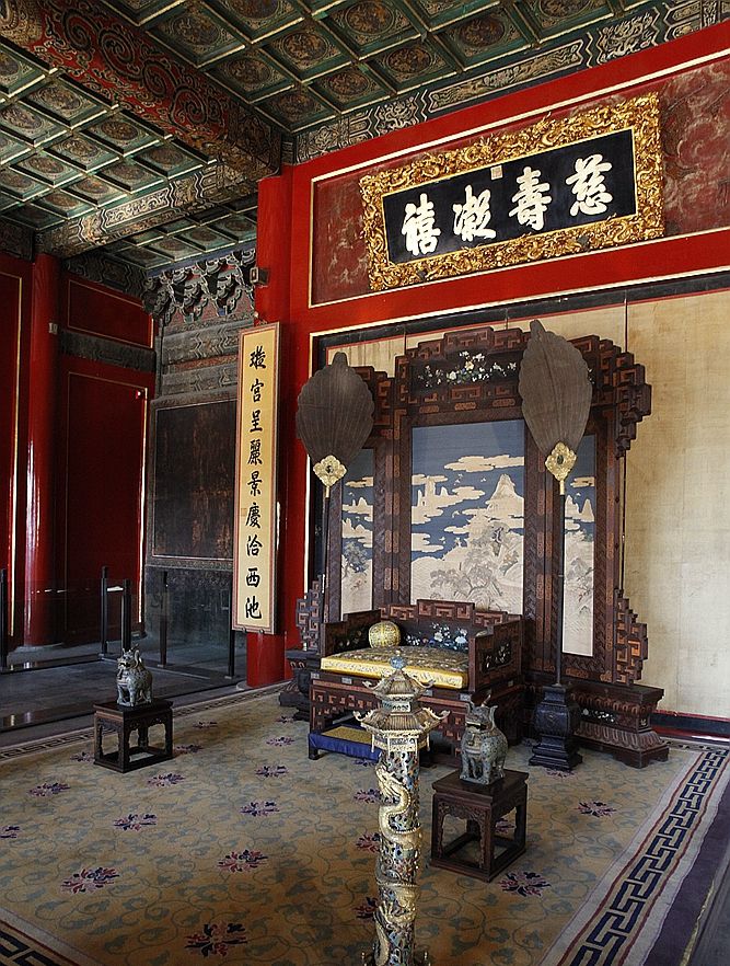 是历代的皇帝,这其中尤以乾隆为甚,比如这张图上"慈寿宁禧"的匾额就是