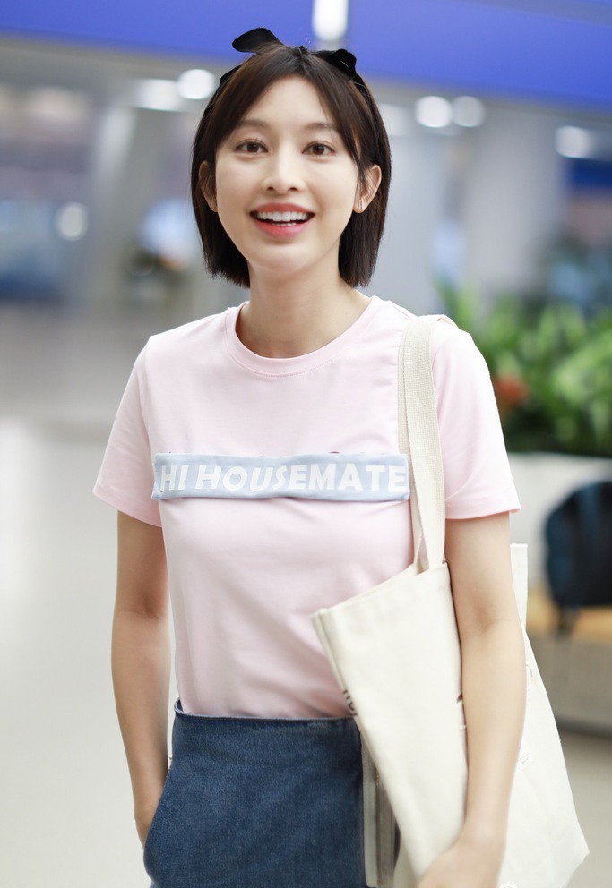 短发美女张俪清爽牛仔短裙靓丽街拍明星写真