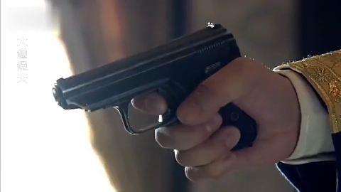 大帅逼小伙娶自己妹妹,男子不从,竟然用枪指着男子头!