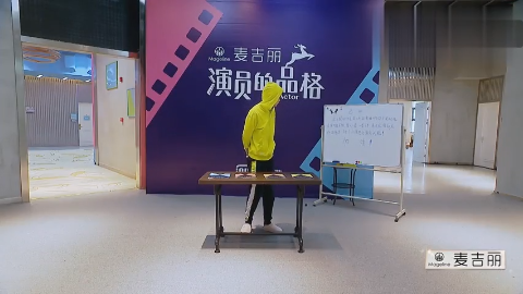 【快乐大本营】彭昱畅假发片意外脱落 彭彭真