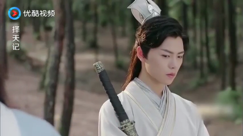 秋山君颠倒黑白,指控长生是魔族奸细,并谎称长生杀害了关飞白