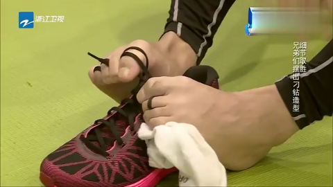 陈赫竟把袜子套在耳朵上,把鞋系在手上笑翻众人!