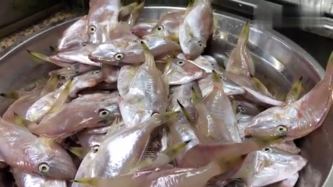新鲜牛仔鱼要剥皮,汕头大叔60秒剥一百多条,这盘能卖几百元么?