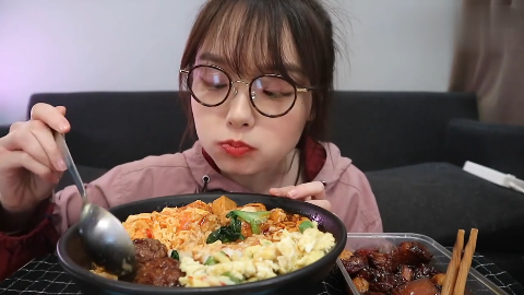 吃货哎哟阿尤连吃五道家常菜,配上米饭大口咀嚼,真佩服她的胃!