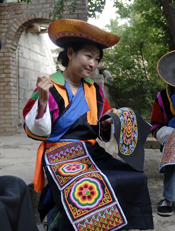 青海土族盘绣,土族女人一生的必修课,却面临着传承危机|青海|土族|传