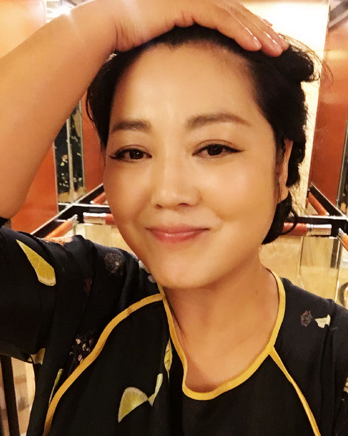 王茜华生活近照,皮肤紧致却胖了好多,有才老公头发花白_高清图集_新浪