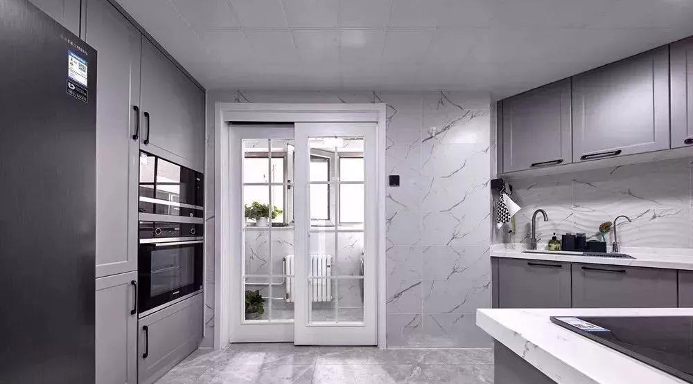 厨房做个玻璃门就好,通透明亮,款式也很好看