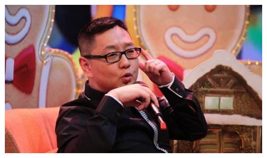 42岁张绍刚全家照,妻子素颜温婉背景深厚,对可爱儿子不留情面