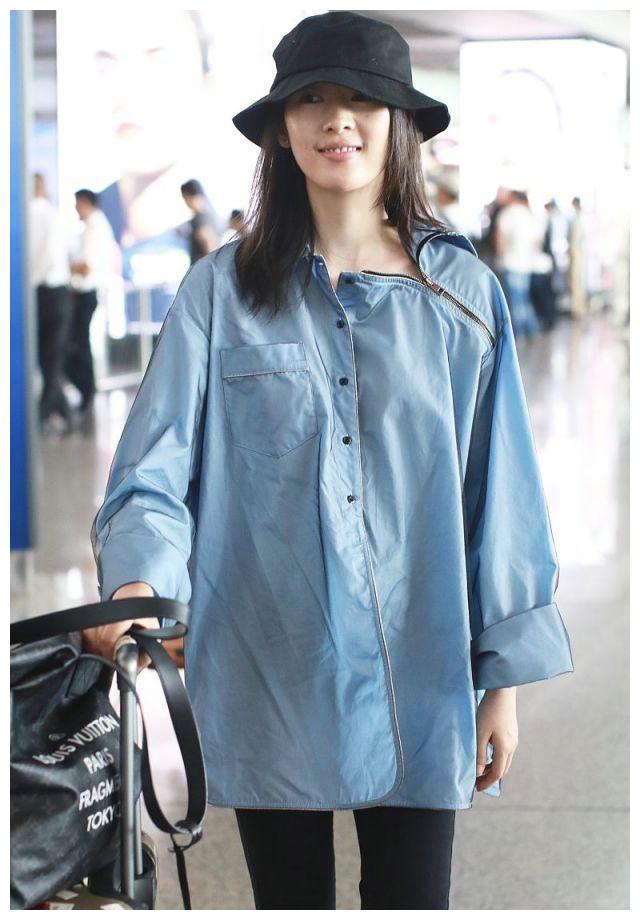 女演员童瑶素颜现身,穿蓝色衬衫黑色紧身裤,戴渔夫帽呆萌可爱