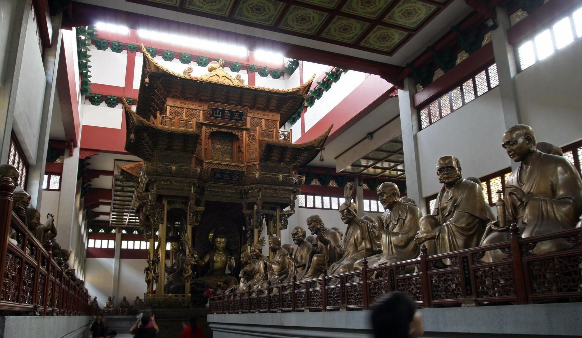 浙江杭州灵隐寺五百罗汉堂内的罗汉雕塑像