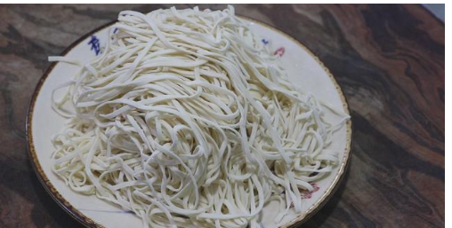 准备二细的生面条一斤左右.