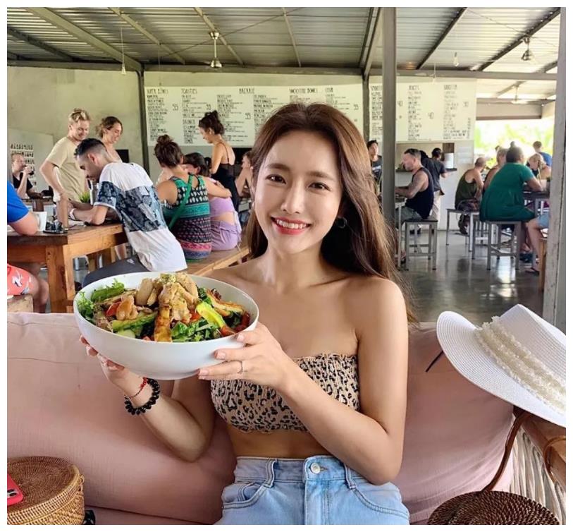 面容更是媲美爱豆,还有很多网友说她撞脸朴敏英,不知道大家觉得