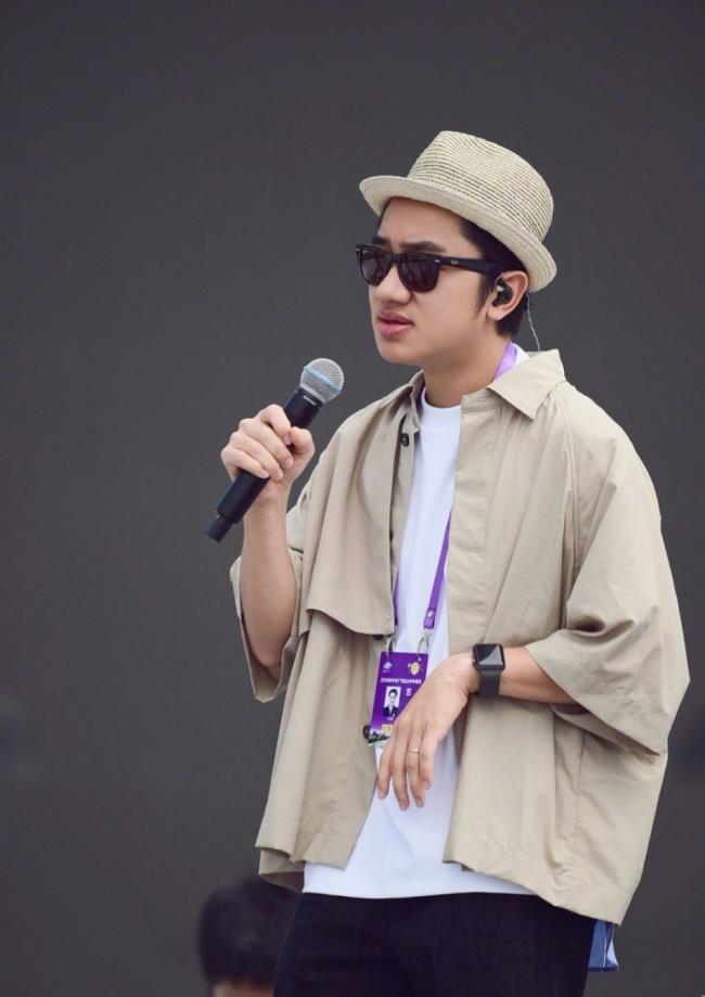 王祖蓝李亚男中秋晚会彩排甜蜜牵手戴墨镜对视挡不住爱意满满