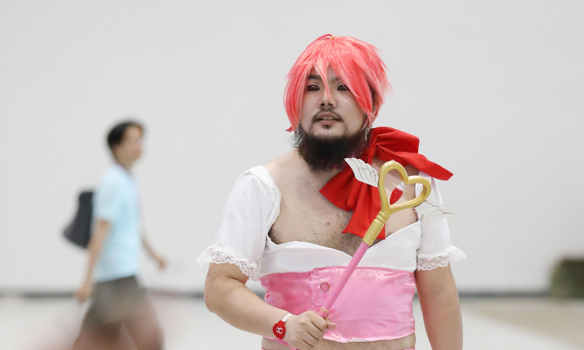 大胡子"伪娘"coser动漫展吸睛_高清图集_新浪网