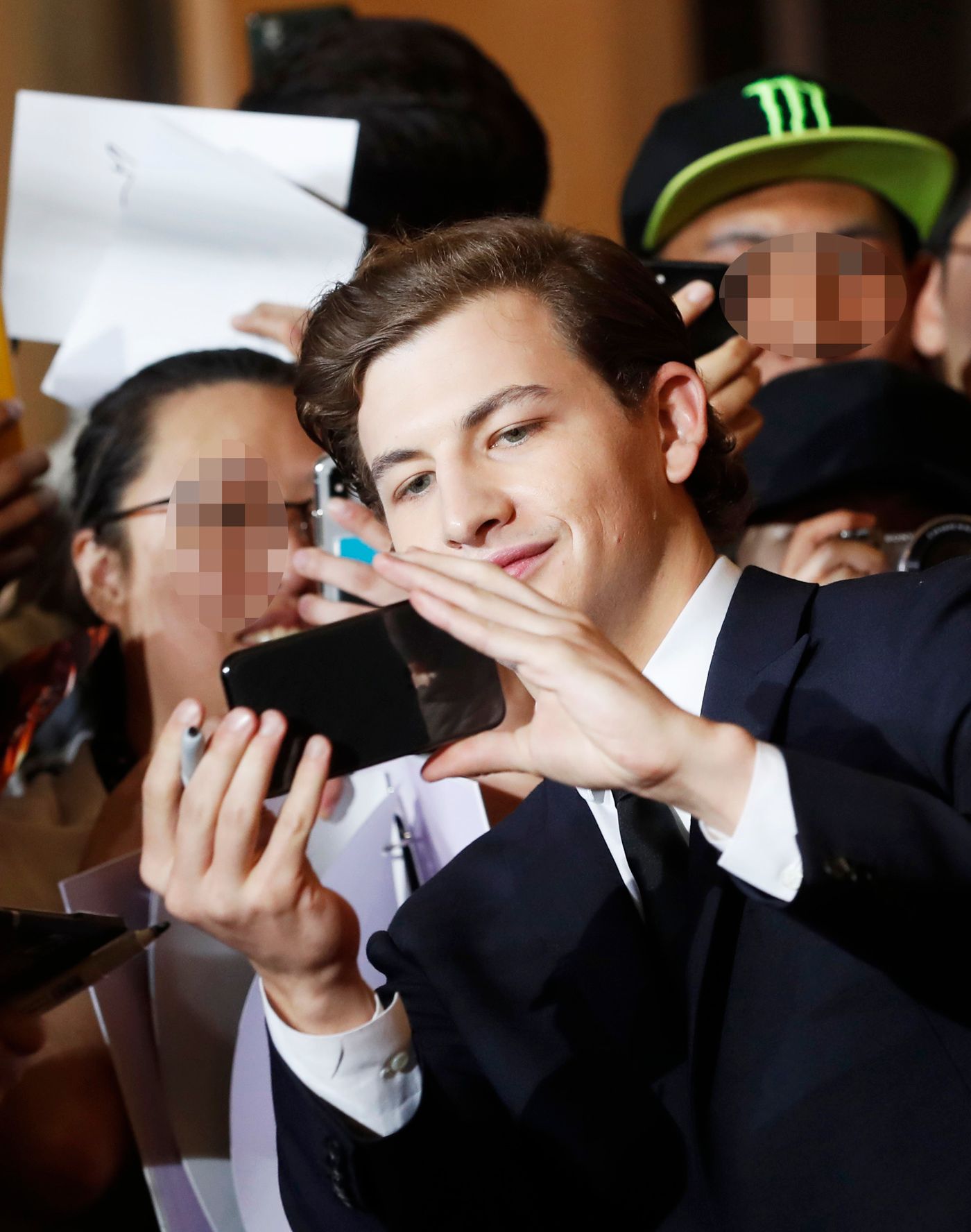 泰尔·谢里丹为索菲·特纳拍照索菲·特纳发大招法鲨认真学习琴