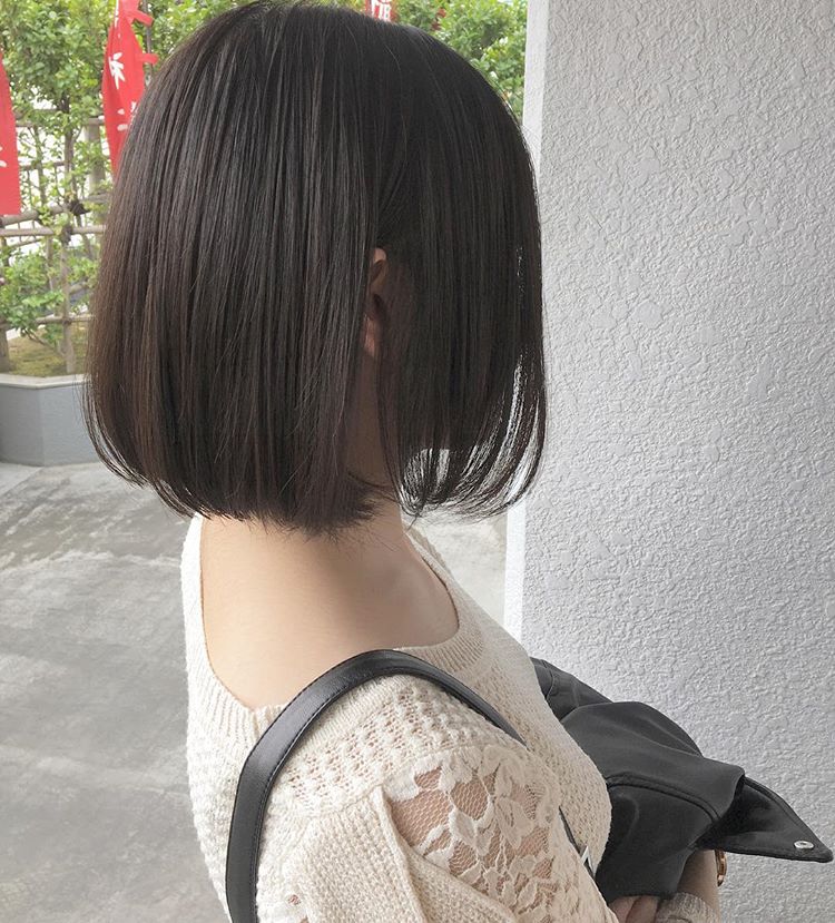 百搭的一刀切波波头,简单的发型,让你拥有不俗的时尚品味