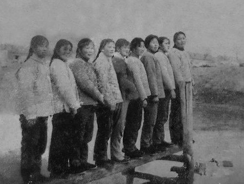 70张知青上山下乡老照片 把青春和激情献给了黑土地_新浪新闻