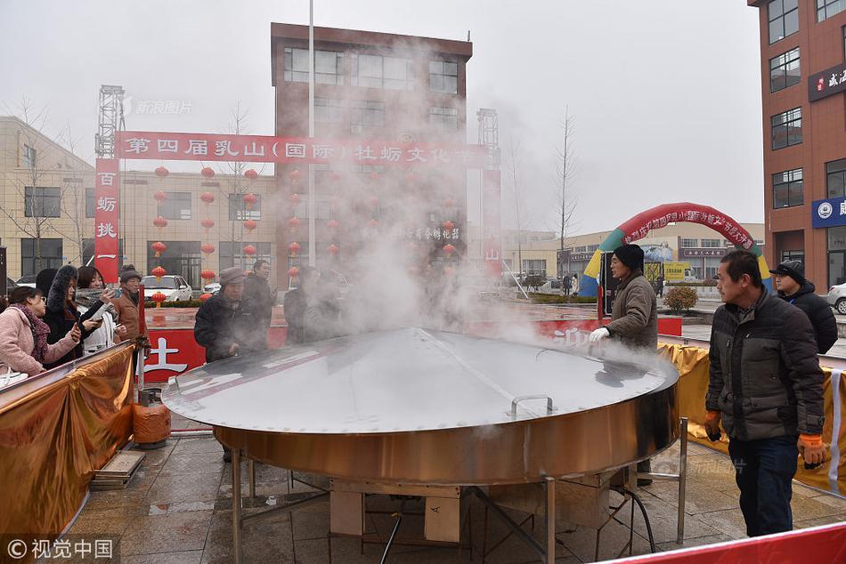 3米大铁锅蒸600斤牡蛎,千人共享海鲜大餐