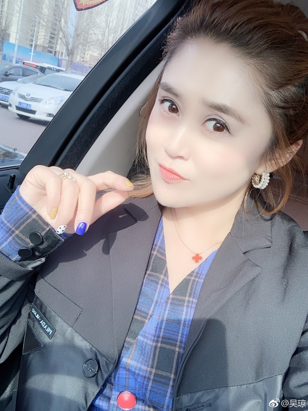 二人转演员王小宝的妻子比他小19岁,你给她的颜值打几分?