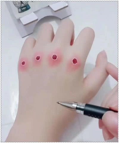为了吓唬老师,美术生在手背上画伤口,放大照片后,老师气炸了