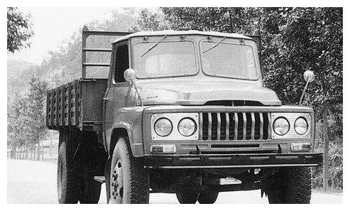 中国第一台东风卡车!当年最受欢迎的军民两用车,还认得说明老了