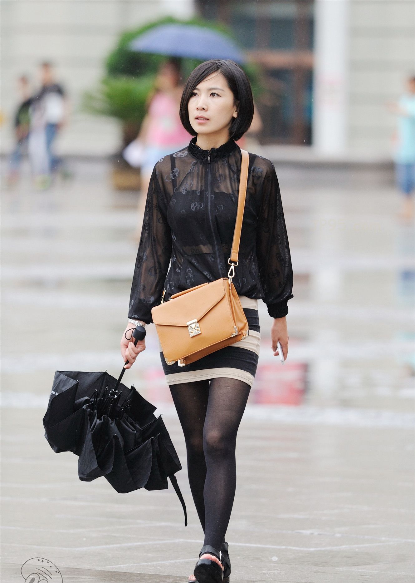 街拍:小姐姐的黑色系透视装,你打几分?