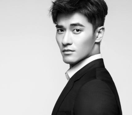 有种"整容"叫火蓝刀锋的鲁炎,如今穿上西装,帅成韩国欧巴