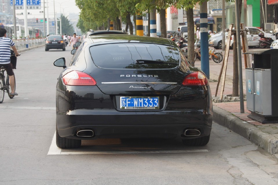 南通家纺城实拍保时捷panamera车牌333很顺口