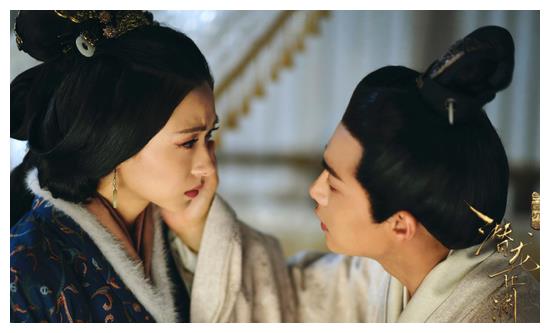 万茜长发飘飘晒5月孕肚照侧颜超美 网友:仙女怀孕就是这样吧