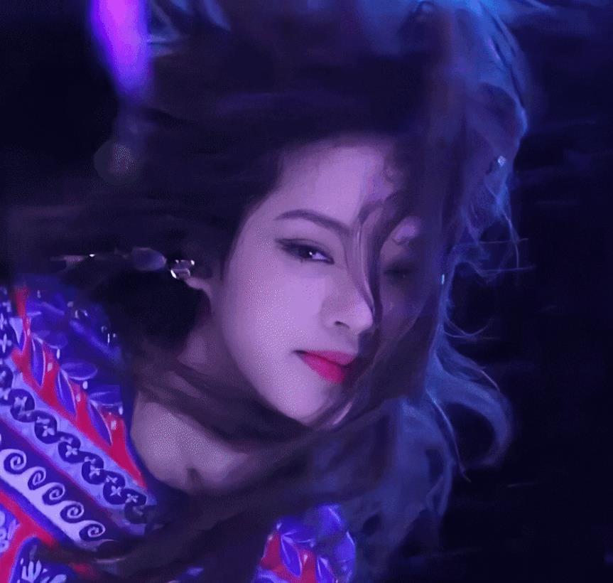 人间芭比lisa再换新发型,穿米黄色西装配微刺裤,气质空灵