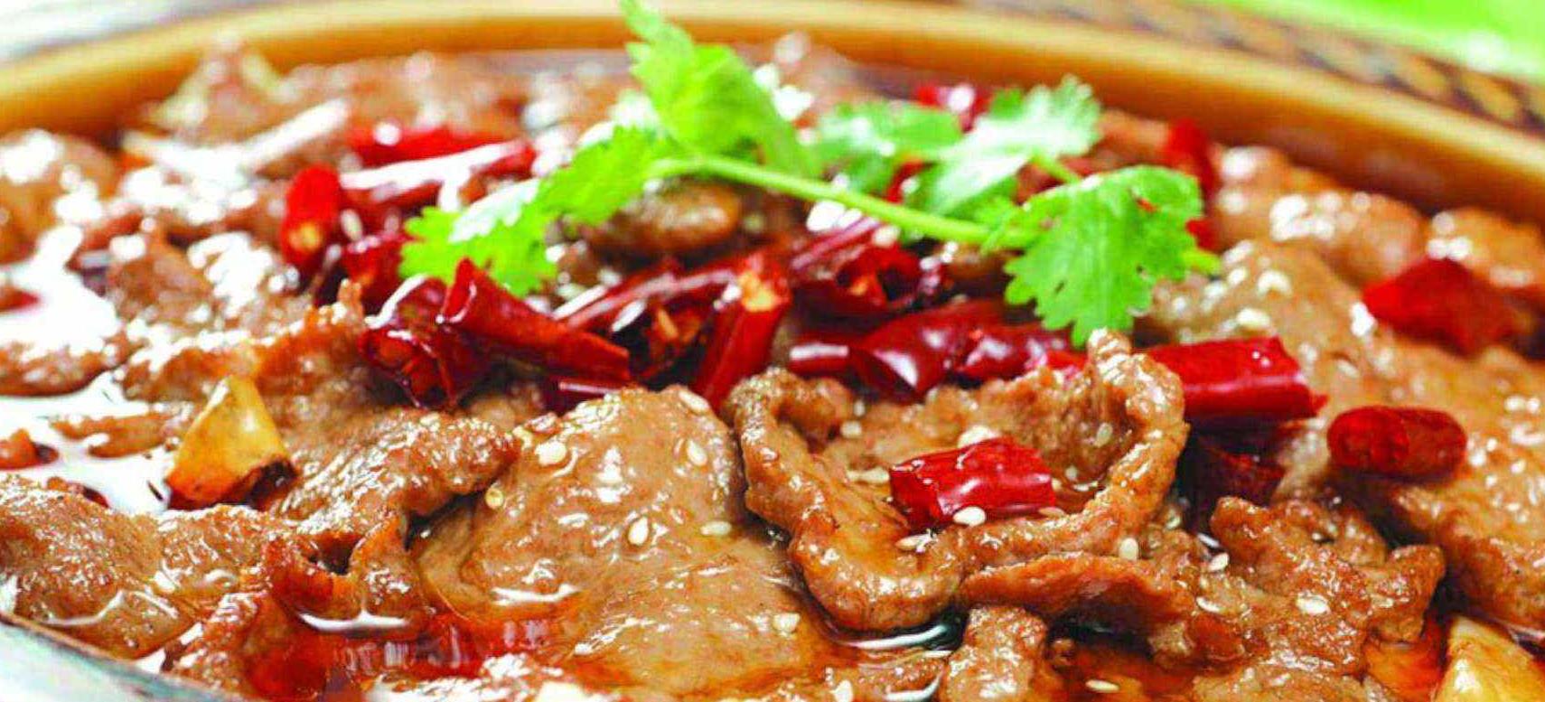 四川游玩多吃水煮牛肉,色泽红亮辣而不燥,刺激脑细胞孩子更聪明