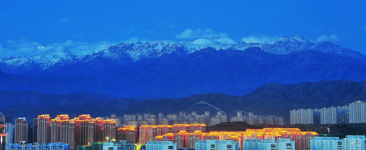 新疆博格达峰终年不变的"银色金字塔"