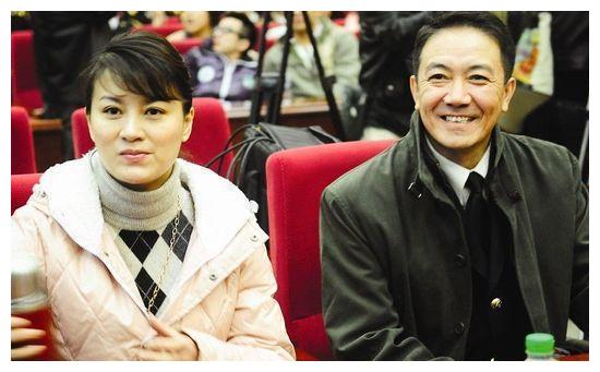 59岁李幼斌二婚娶小13岁娇妻 “亮剑”爆红后抛妻弃子现送车送房