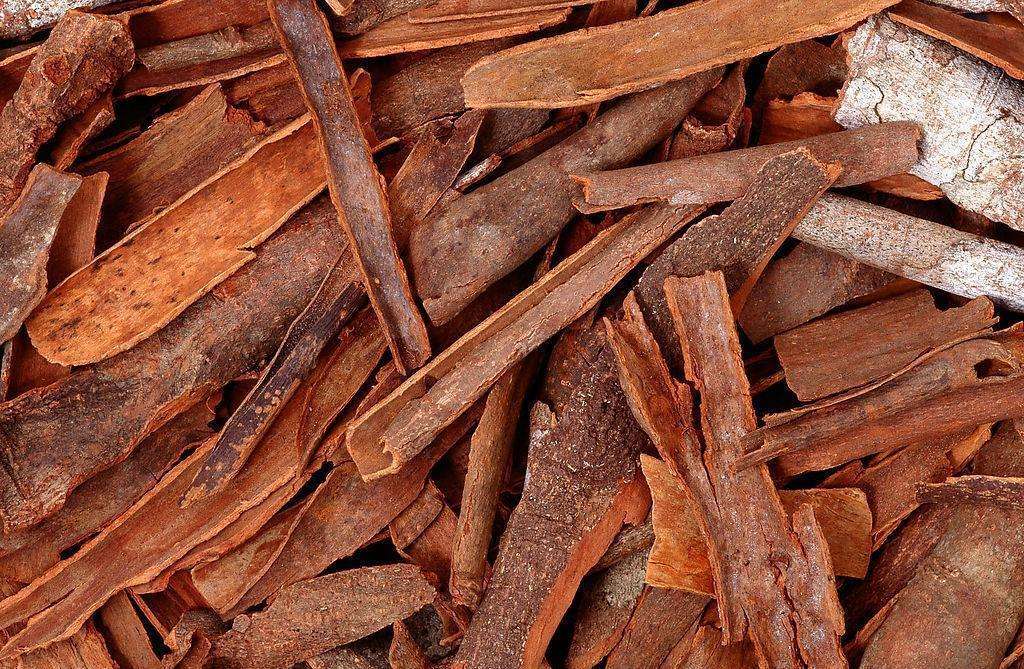 肉桂醛(cinnamaldehyde)又名桂皮醛,β-苯丙烯醛,3-苯基-2-丙烯醛,是