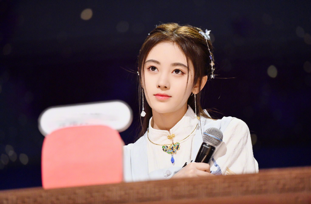 国风美少年鞠婧祎,换上空气刘海变成养眼清纯的小仙女