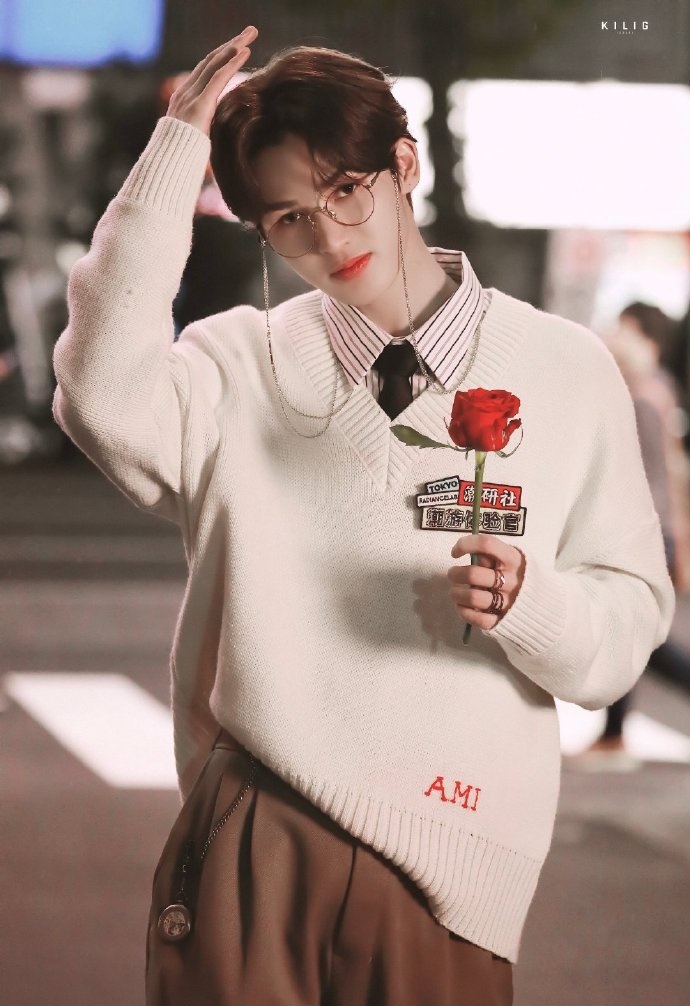 手拿玫瑰花的美少年,朱正廷真的太可了_高清图集_新浪网